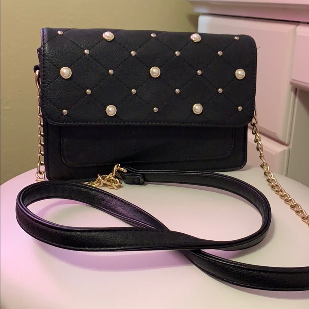 Crossbody bag with gold chain